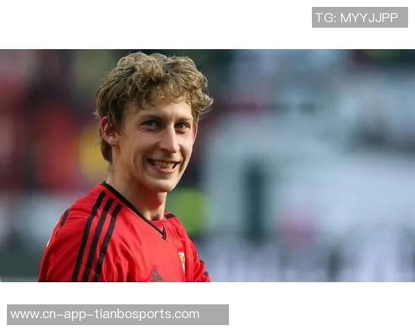 戈麦斯飞踹维尔茨引发争议前英裁判主管称应严惩罚下场